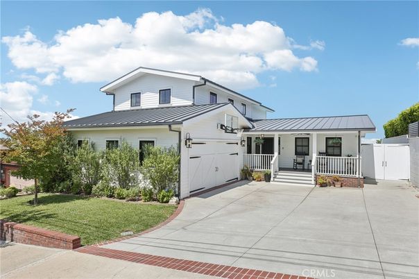 Attached, Exterior, Facade, Farmhouse
