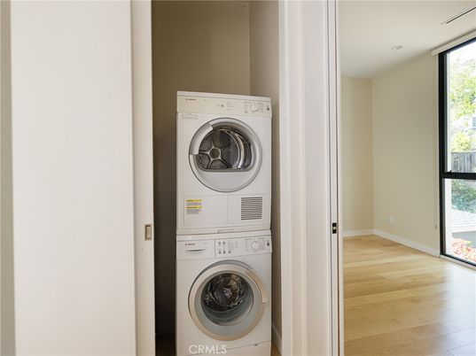 Interior, Utility Closets, Washer, Wood Texture Flooring