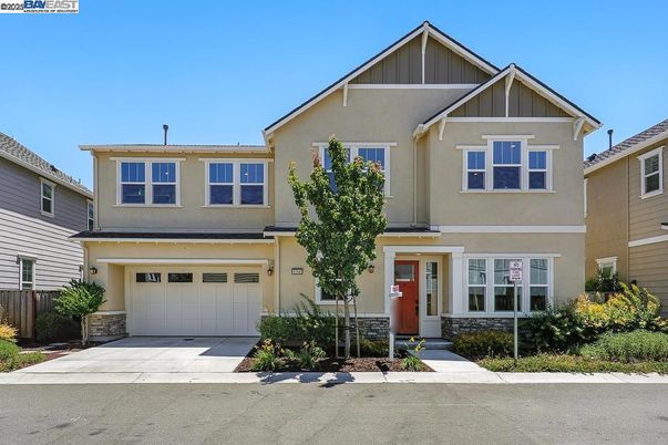 Attached, Exterior, Facade, American Craftsman