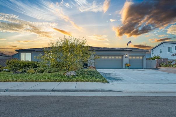 Attached, Exterior, Facade, Ranch