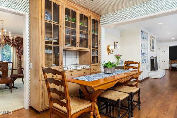 Chandelier, Dining room, Interior, Recessed Lighting, Wood Texture Flooring