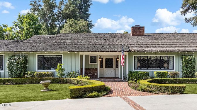 Exterior, Facade, Ranch