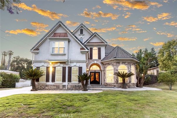 Backyard, Exterior, Facade, Queen Anne Victorian