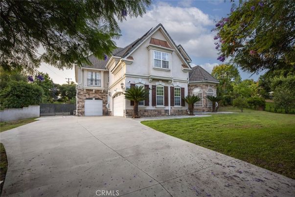 Attached, Backyard, Exterior, Facade, Queen Anne Victorian