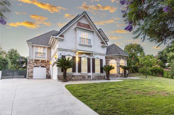 Attached, Backyard, Exterior, Facade, Queen Anne Victorian