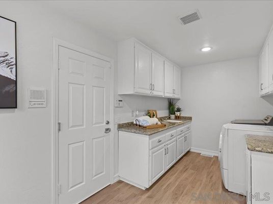 Interior, Recessed Lighting, Washer, Wood Texture Flooring