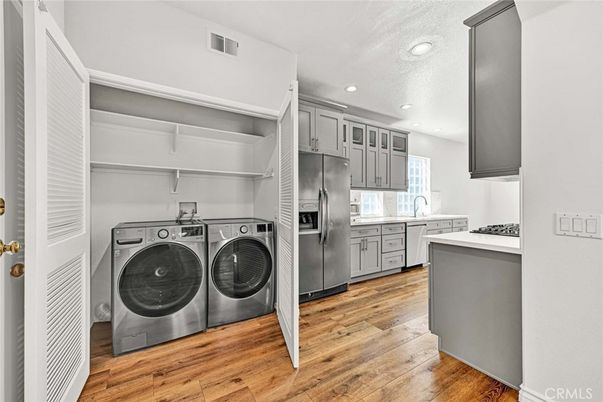 Interior, Recessed Lighting, Washer, Wood Texture Flooring
