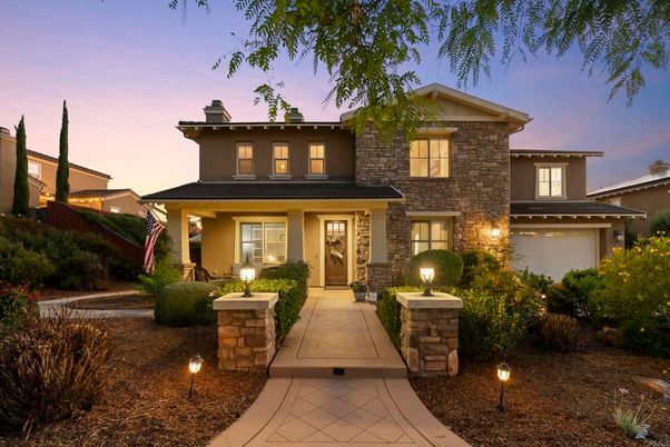 Attached, Exterior, Facade, American Craftsman
