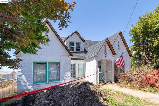 Exterior, Facade, Cape Cod