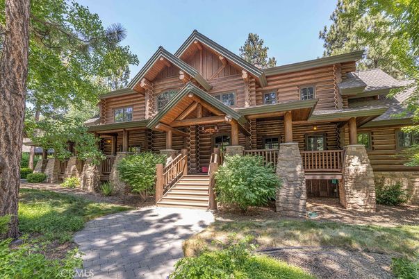 Exterior, Facade, Log Home