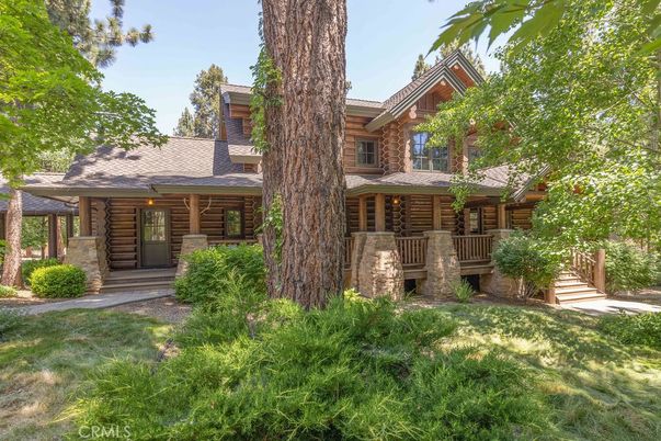 Exterior, Facade, Log Home