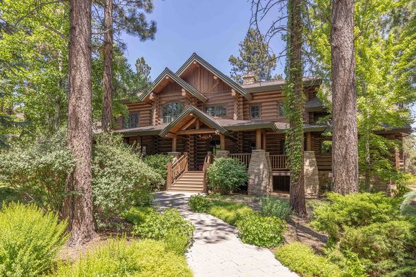 Exterior, Facade, Log Home