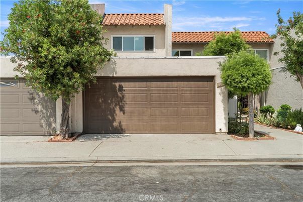Attached, Exterior, Facade, Mediterranean