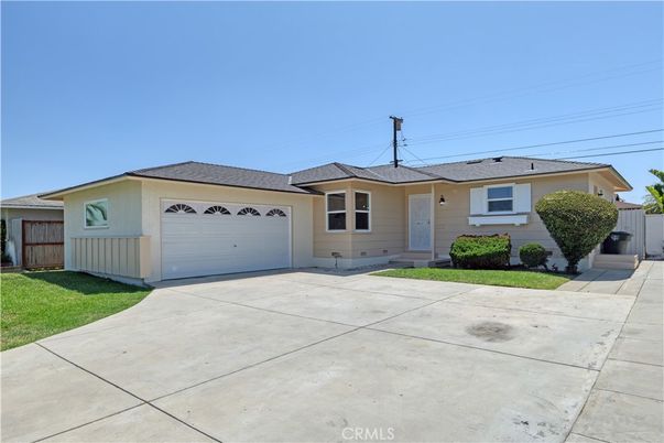 Attached, Exterior, Facade, Ranch