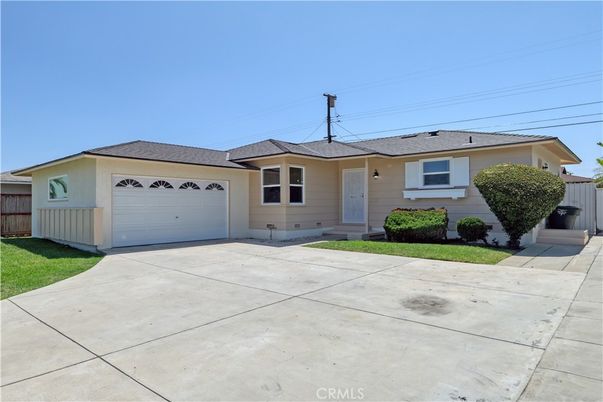 Attached, Exterior, Facade, Ranch
