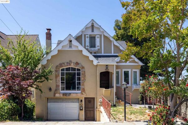 Attached, Exterior, Facade, Queen Anne Victorian