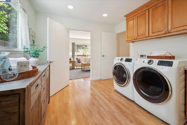 Interior, Recessed Lighting, Washer, Wood Texture Flooring