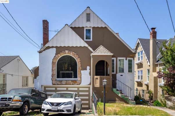 Exterior, Facade, Queen Anne Victorian