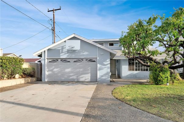 Attached, Exterior, Facade, American Craftsman