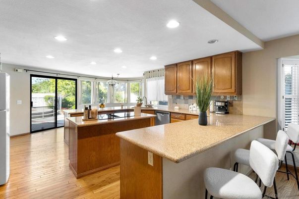 Dining room, Interior, Kitchen, Pendant Lights, Recessed Lighting, Wood Texture Flooring