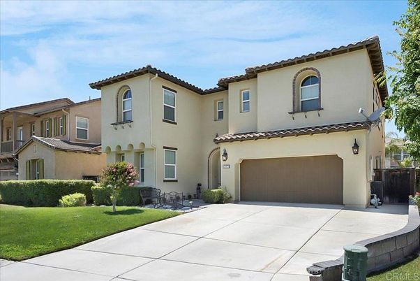 Attached, Exterior, Facade, Mediterranean