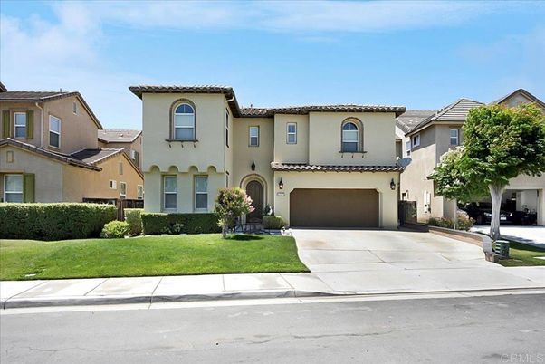 Attached, Exterior, Facade, Mediterranean
