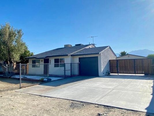 Attached, Exterior, Facade, Ranch