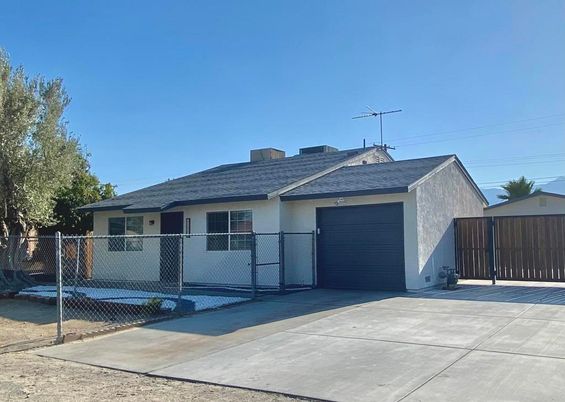 Attached, Exterior, Facade, Ranch