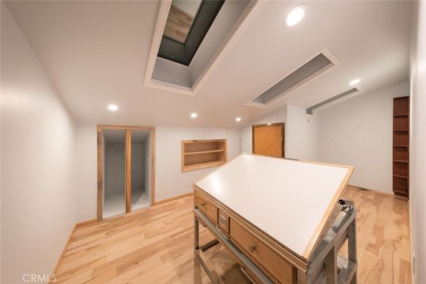 Interior, Recessed Lighting, Wood Texture Flooring