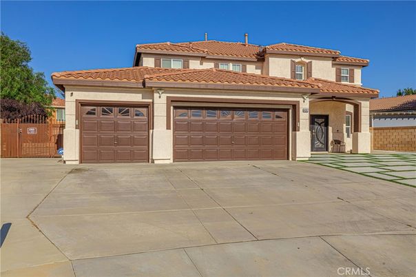 Attached, Exterior, Facade, Mediterranean