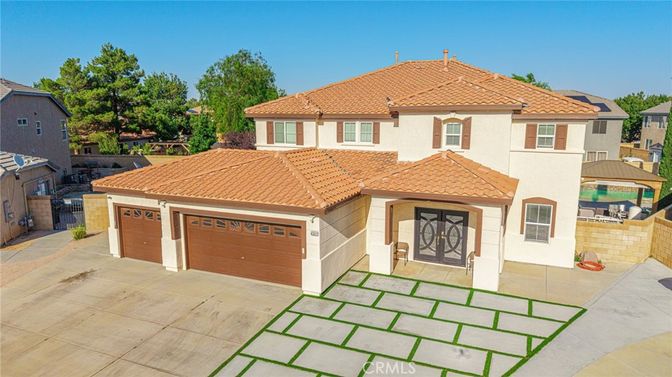 Attached, Exterior, Facade, Mediterranean