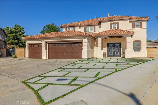 Attached, Exterior, Facade, Mediterranean