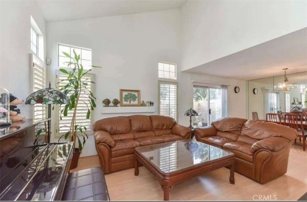 Chandelier, Dining room, Interior, Living room