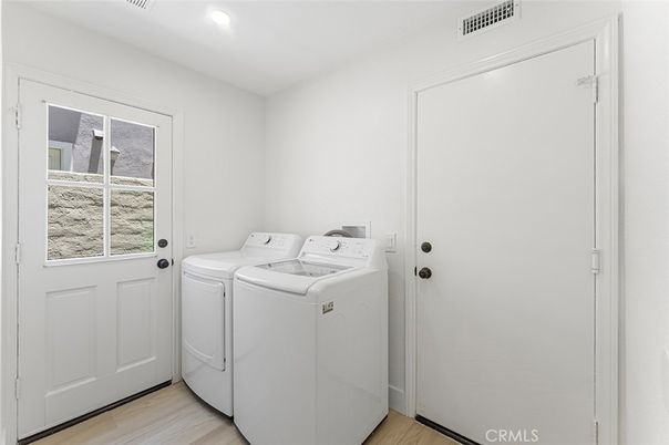 Interior, Recessed Lighting, Washer, Wood Texture Flooring