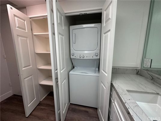 Interior, Utility Closets, Washer, Wood Texture Flooring