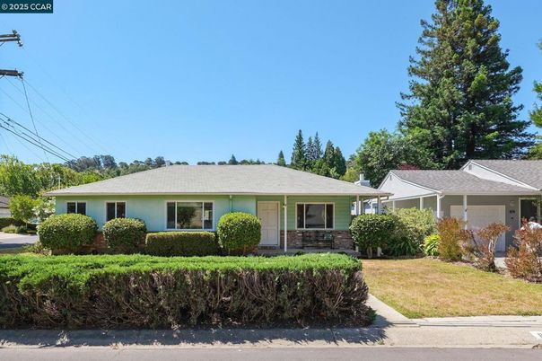 Exterior, Facade, Ranch