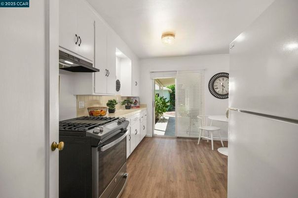 Dining room, Interior, Kitchen, Stainless Steel Appliances, Wood Texture Flooring