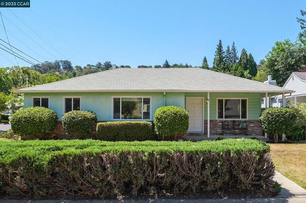 Exterior, Facade, Ranch