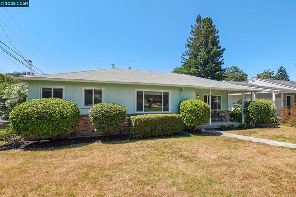 Backyard, Exterior, Facade, Ranch