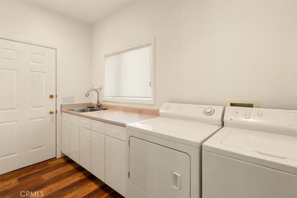 Interior, Washer, Wood Texture Flooring