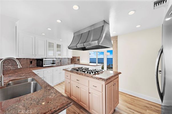 Interior, Kitchen, Recessed Lighting, Water, Wood Texture Flooring