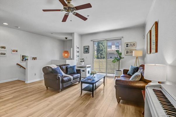 Interior, Living room, Pendant Lights, Piano, Recessed Lighting, Wood Texture Flooring