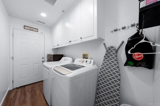 Interior, Recessed Lighting, Washer, Wood Texture Flooring