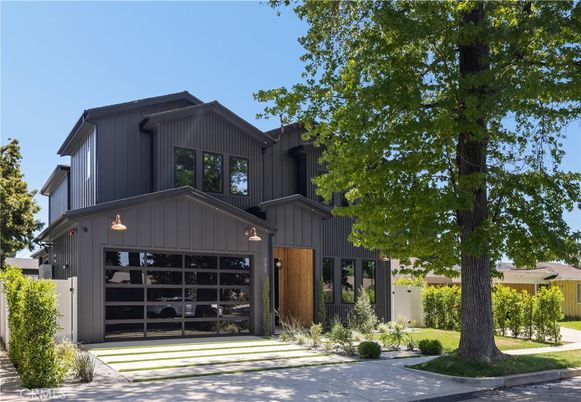 Attached, Exterior, Facade, Farmhouse