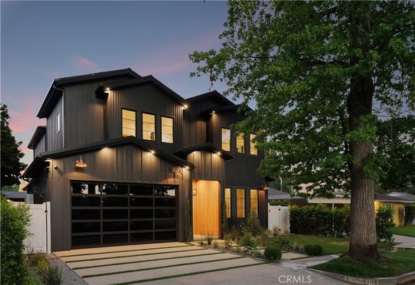 Attached, Exterior, Facade, Farmhouse