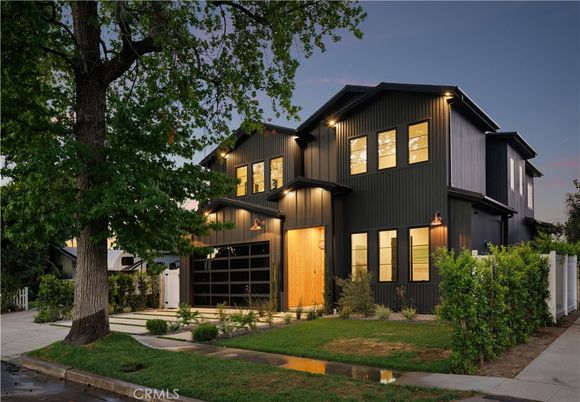 Attached, Exterior, Facade, Farmhouse