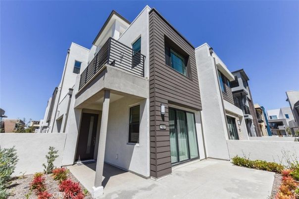 Attached, Exterior, Facade, Modern
