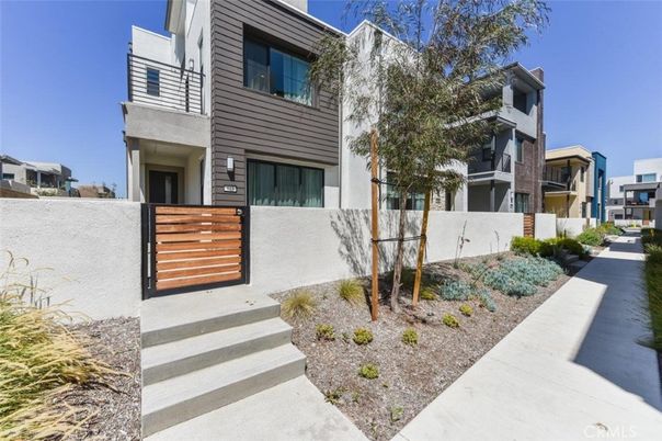 Attached, Exterior, Facade, Modern