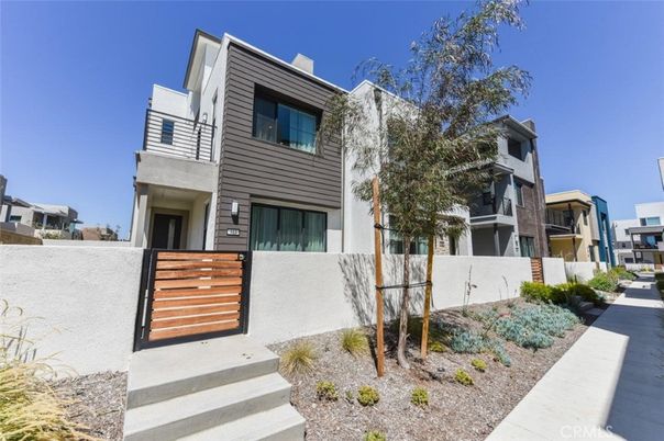 Attached, Exterior, Facade, Modern