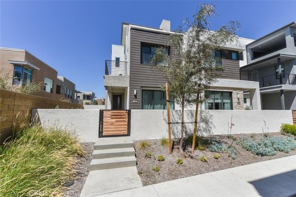 Exterior, Facade, Modern